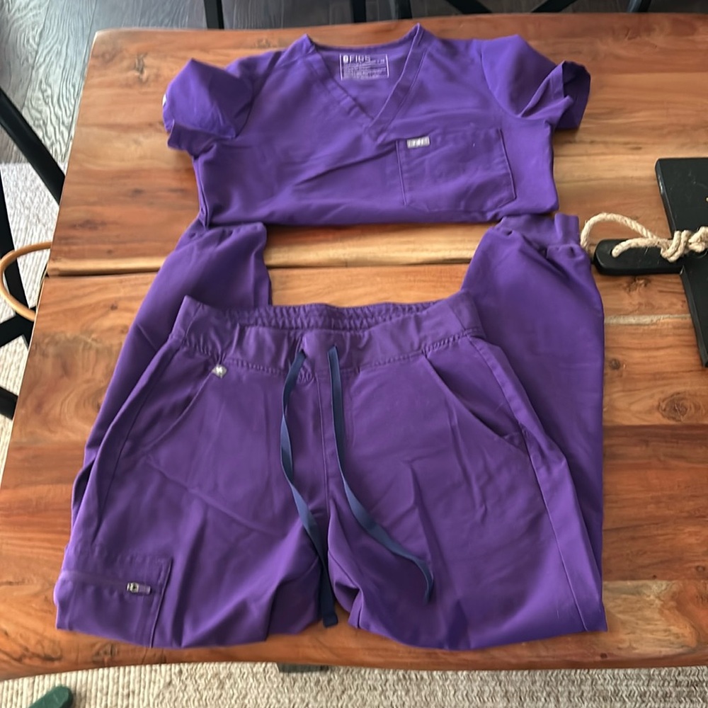 FIGS scrub set